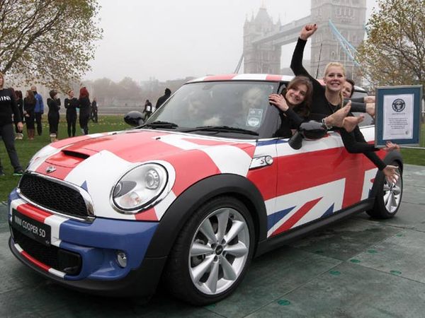 28 Wanita Berjejalan di Mobil