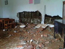 Tembok SD di Depok Jebol Diterjang Luapan Air Berbau Tak Sedap 