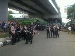 Water Canon & Barracuda Jaga Aksi Unjuk Rasa Sopir di Pasar Rebo