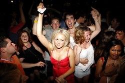 Mabuk & Telanjang, Turis Belia Australia Mengagetkan