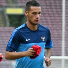 Paspor Belum Selesai, Raphael Pasrah