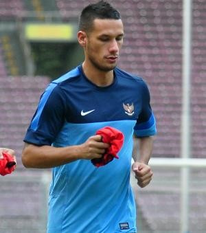 Paspor Belum Selesai, Raphael Pasrah