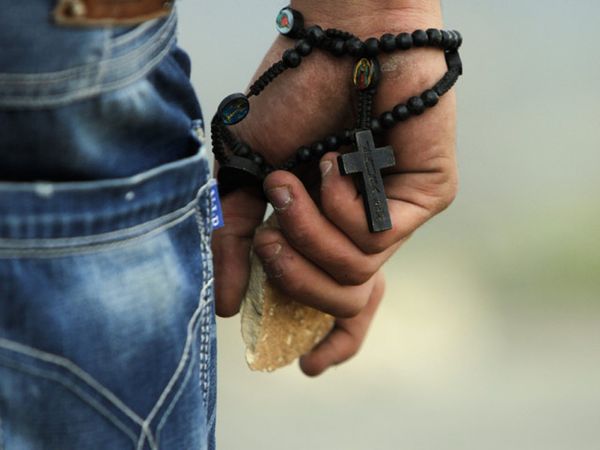 Batu-batu itu Coba Hentikan Jet Tempur Israel