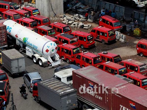 Ratusan Sopir Angkot Mogok Kerja