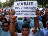 Sopir Angkot Mogok dan Demo di Balaikota