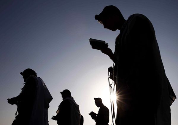 Pagi Hari, Tentara Israel Berdoa & Bersihkan Senjata