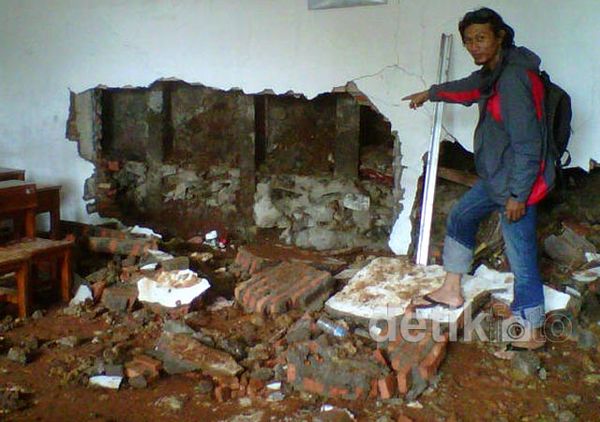 Parit Meluap, Tembok SD di Depok Jebol