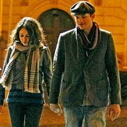 Molto Romantico! Ashton Kutcher & Mila Kunis Mesra di Roma