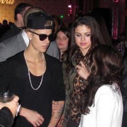 Justin Bieber & Selena Gomez Pelukan di After Party AMA 2012
