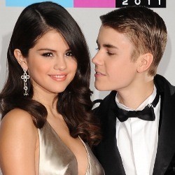 Justin Bieber Temani Selena Gomez ke Rumah Sakit