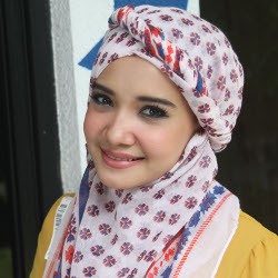 Berjilbab, Zaskia Sungkar Jadi Model Fashion Show Busana Muslim