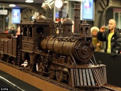 Tut.. tut.. Kereta Cokelat Ini Panjangnya 34 Meter!