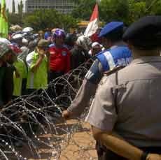 Demo Kantor Gubernur, Para Buruh Kecewa Tak Ditemui Soekarwo
