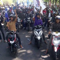 Aksi Buruh Tuntut UMK Rp 2,2 Juta Macetkan Jantung Surabaya