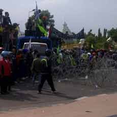 Kawat Berduri Dirusak, Buruh Dekati Kantor Gubernur