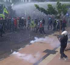 Rusak Kawat Berduri, Massa Buruh Ditembak Gas Air Mata