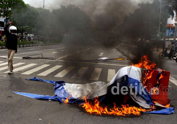 Buruh Marah Setelah Dibubarkan Polisi