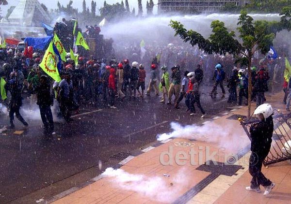 Buruh Ditembak Gas Air Mata
