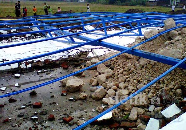 Diterjang Puting Beliung, Pabrik Batako Ambruk