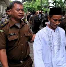 Saksi Mata Rusuh Sampang Lihat Saripin Bakar Rumah Tajul Muluk