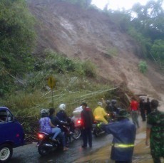 Jalan Kembali Lancar, Longsor Susulan Masih Mengancam