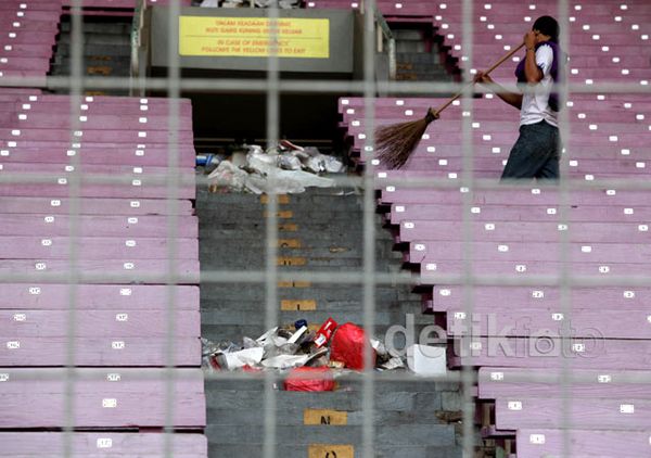 Stadion GBK Dibersihkan
