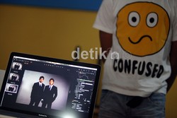 Bambang Pamungkas dan Samsul Arif siap difoto.