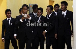 Para pemain tampak semangat melakukan sesi pemotretan dengan busana serba hitam.