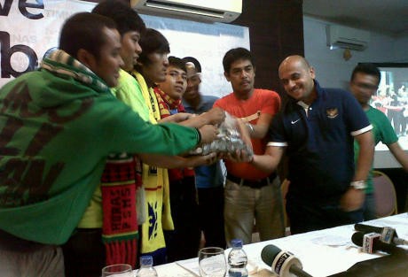 Dana dari Suporter Diserahkan pada Timnas