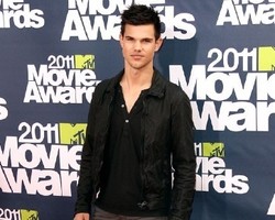 Taylor Lautner Takut Punya Pacar