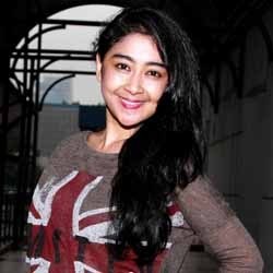 Gaya Casual Uut Permatasari