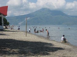 Unik! Danau Toba Punya Pantai Pasir Putih