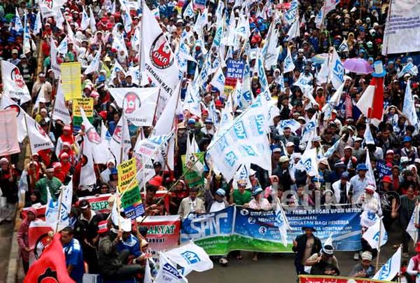 Pawai Ribuan Buruh Bikin Macet Sudirman-Thamrin