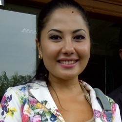 Emma Waroka Resmi Menjanda Lagi