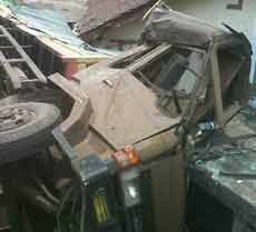 Truk Gandeng Nyungsep Timpa Rumah Warga