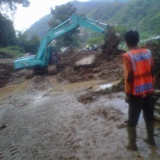 Pencarian Korban Diduga Tertimbun Longsor Masih Nihil