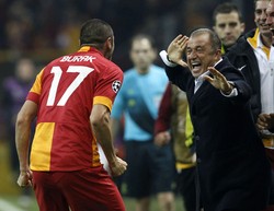 Burak Yilmaz merayakan golnya bersama sang pelatih, Fatih Terim. REUTERS/Osman Orsal.