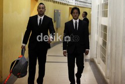 Jhonny Van Beukering berjalan bersama pemain naturalisasi Irfan Bachdim, menuju sesi pemotretan di Stadion Utama GBK Senayan, Jakarta, kemarin.