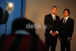 Meskipun pernah beberapa kali bermain untuk Timnas junior Belanda, Van Beukering (kiri), tidak pernah bermain untuk timnas senior, sehingga ia setuju saat tim nasional sepak bola Indonesia memintanya untuk menjadi warga negara Indonesia.