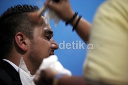 Van Beukering didandani sebelum sesi pemotretan.