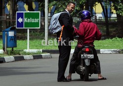 Saat sesi pemotretan, Jhonny pulang lebih awal dengan menaiki ojeg.