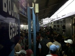 Jam Pulang Kantor, Stasiun Bojong Gede Mulai Dijejali Penumpang