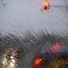 Cara Aman Mengemudi Saat Hujan Lebat