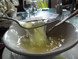 Kenyal-kenyal Nikmat! Sensasi Makan Papeda di Timika