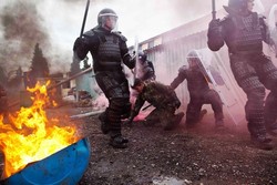 Wisata Rusuh, Turis Dilatih Demonstrasi