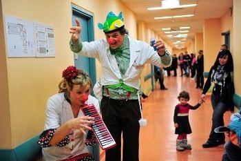 Dokter-dokter yang Rela Jadi Badut Demi Menghibur Pasiennya