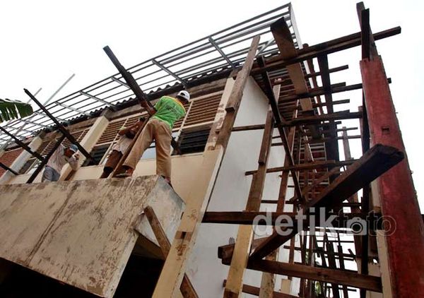 Atap SDN 02 Cijantung Mulai Diperbaiki