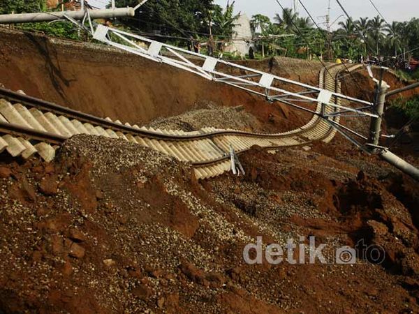 Tanah Longsor, Rel KA Ambles di Cilebut