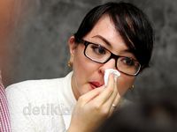 Jelang Sidang, Angie Menangis