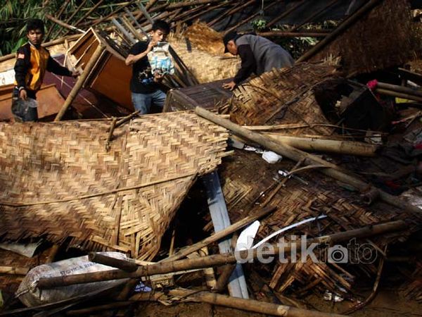 Puluhan Rumah di Cilebut Tertimbun Longsor